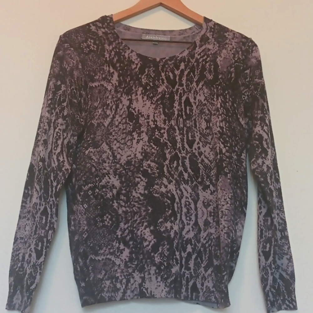 Daniel Rainn pullover top.  Size medium.